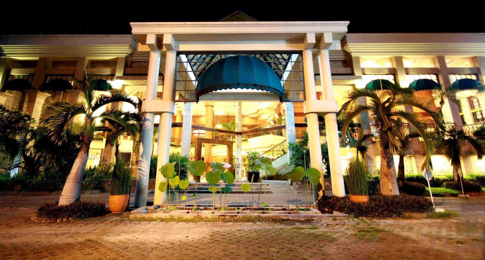 Bentani Hotel & Residence Cirebon Exteriör bild